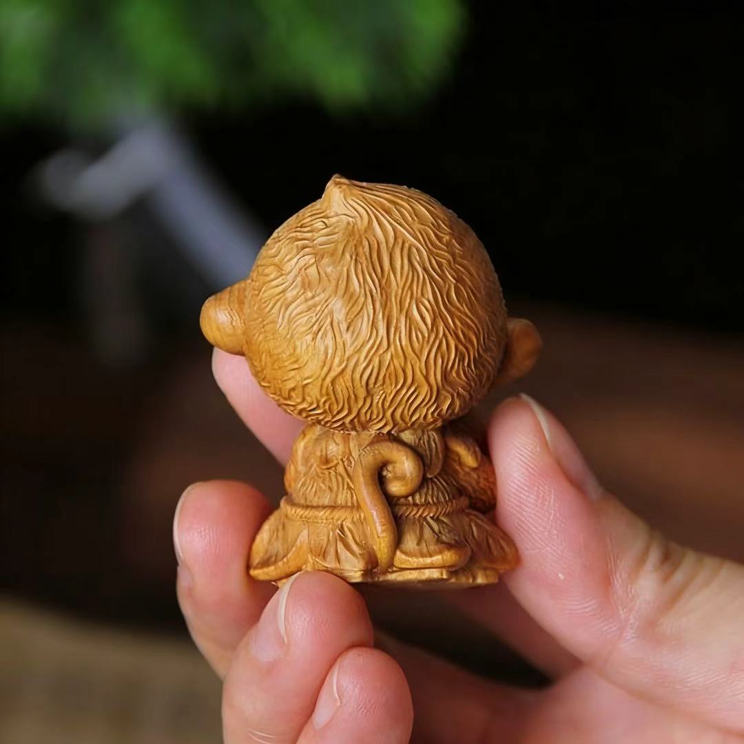 4.5CM Arborvitae wood monkey holding peach