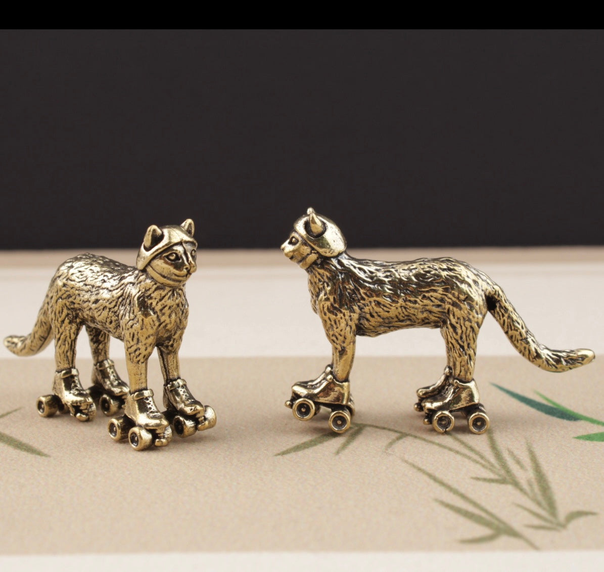 Brass skiing kitty
